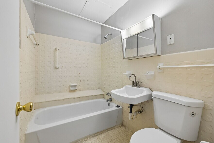 Building Photo - 550 Harding Plz