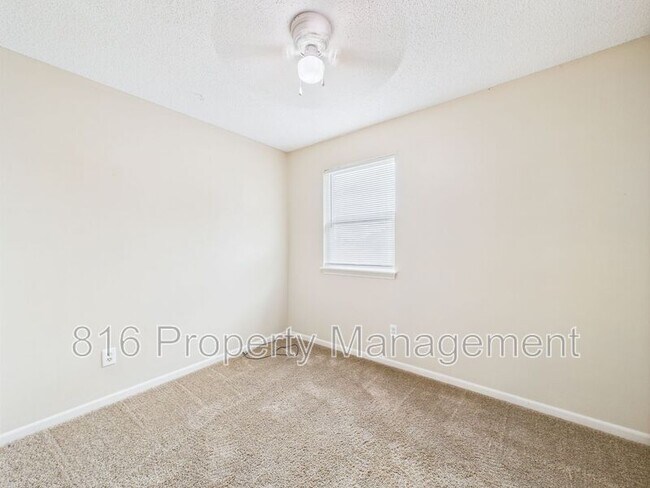 Building Photo - 164-168 SW Robin Rd