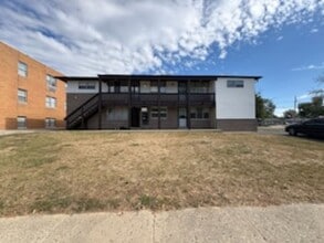 Building Photo - 2902 N Rockwood Dr