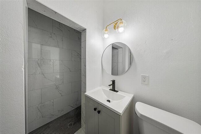 Building Photo - 2421 NW 18th St