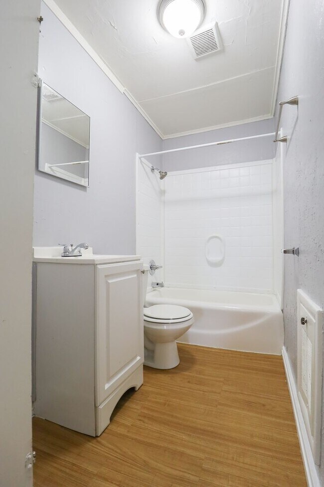 Building Photo - 1625 E 4th St