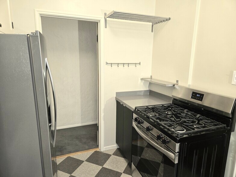 Building Photo - 1922 N Hoover St