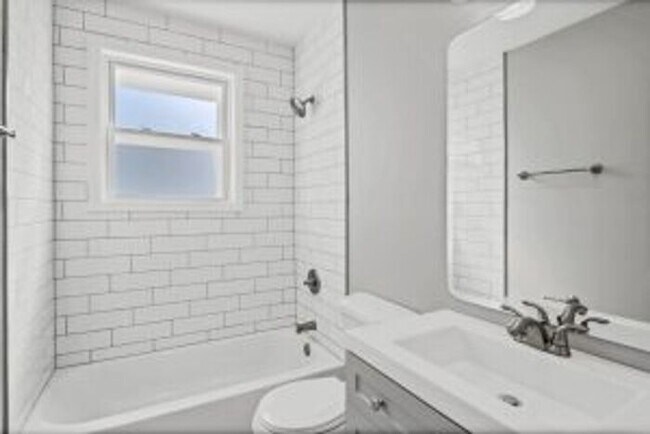 Building Photo - 2229 Chestnut St