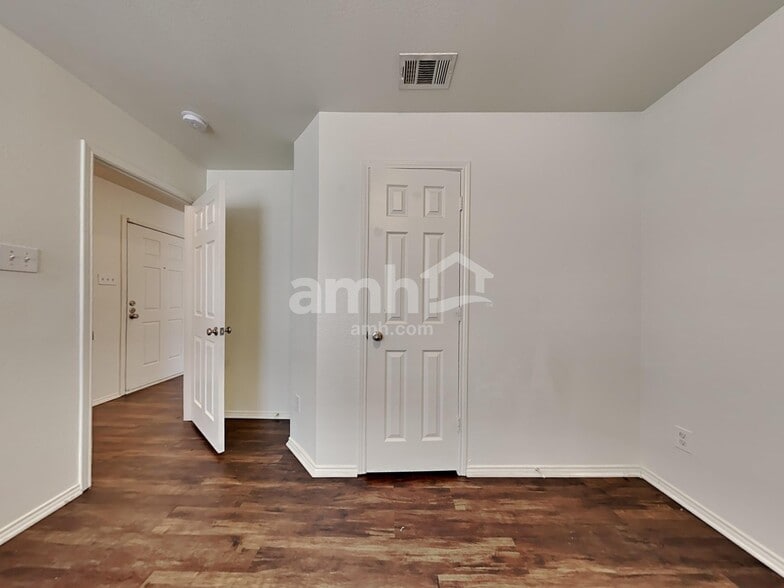 Building Photo - 813 Honey Dew Ln