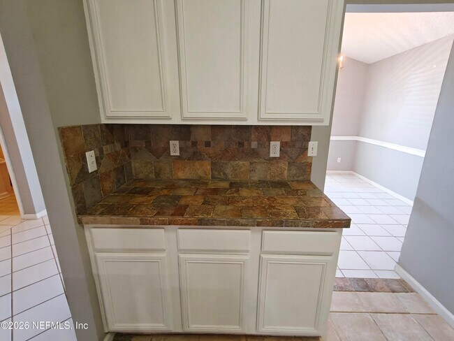 Building Photo - 1563 Lakeway Dr