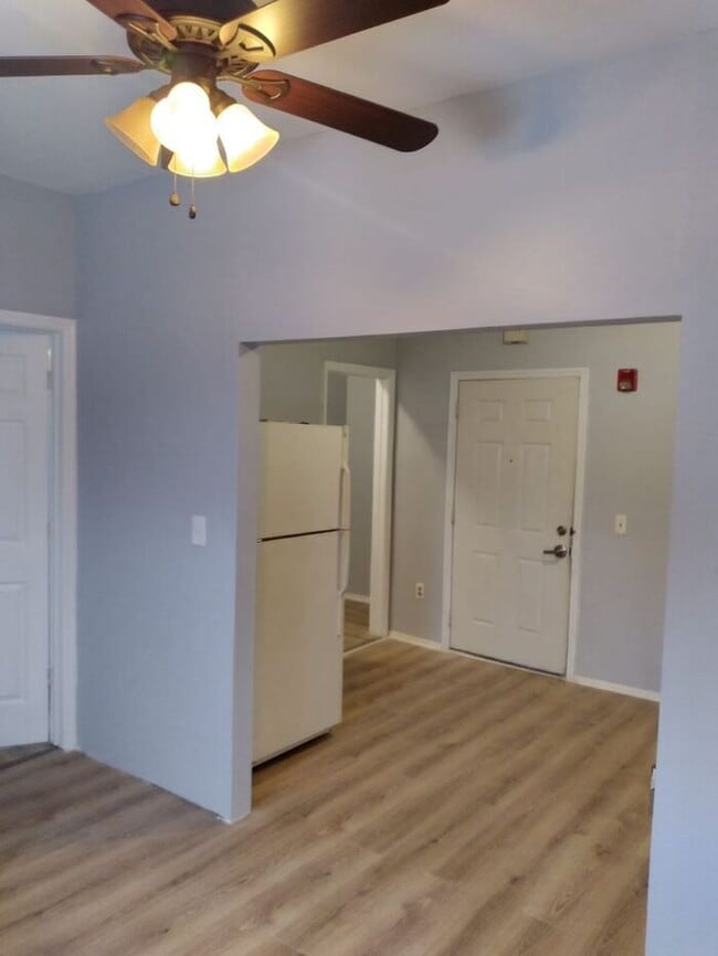 Building Photo - 3 Bedroom Apartment w Free Heat