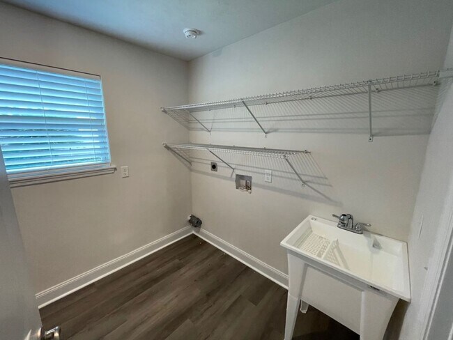 Building Photo - Newer 3/2 in Turkey Creek!