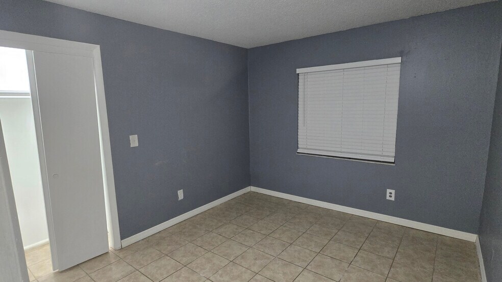 Room 3 - 7210 N Manhattan Ave