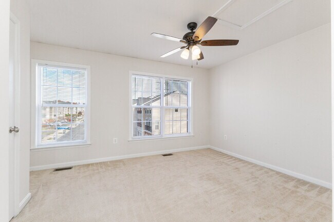 Building Photo - This beautiful townhouse has everything yo...