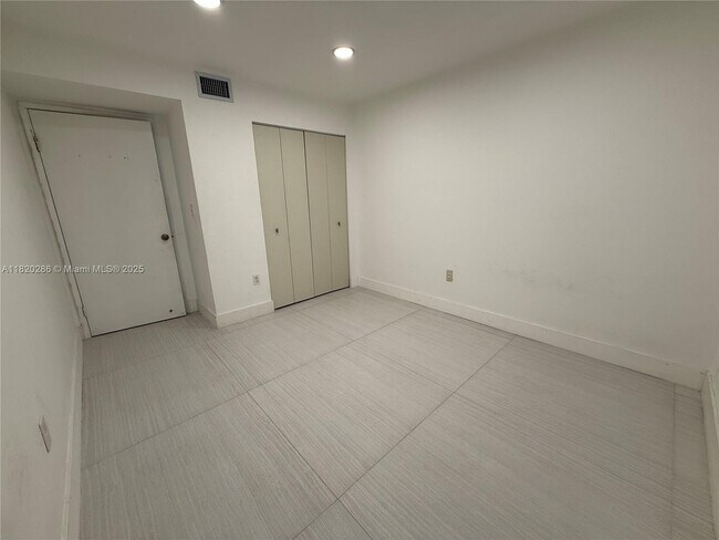 Building Photo - 9405 Fontainebleau Blvd