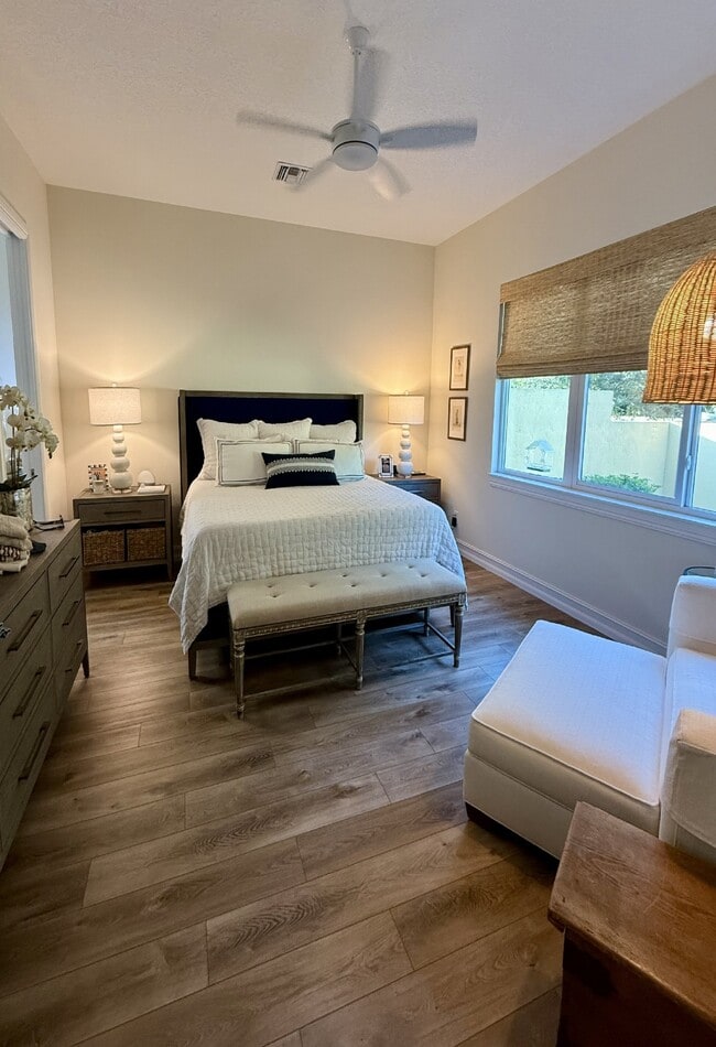 Building Photo - 2025 Bridgepointe Cir