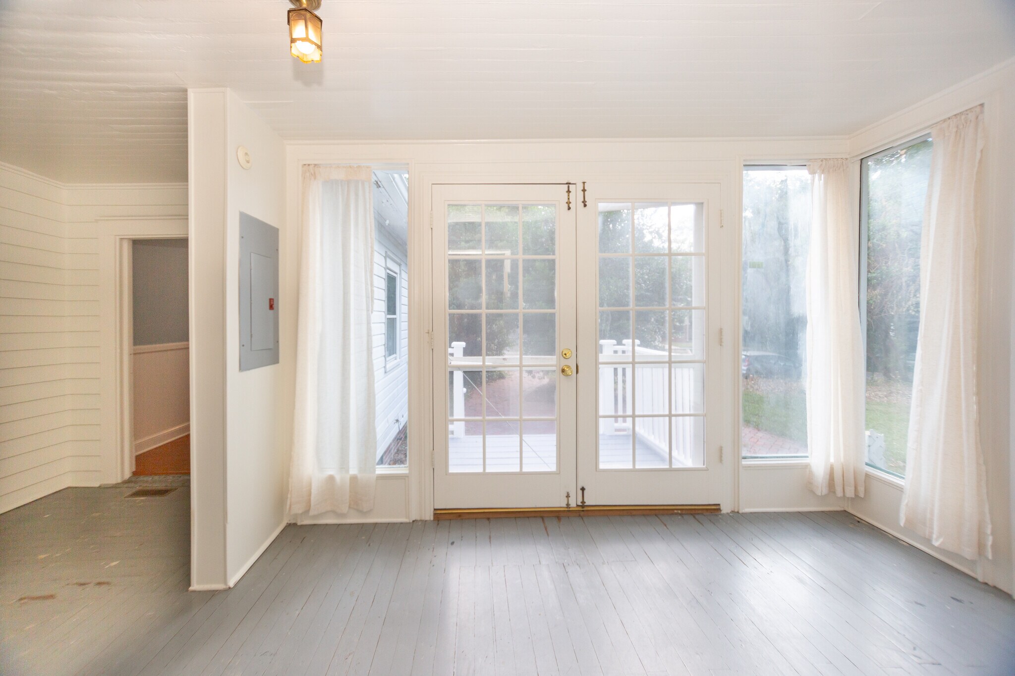 Sun Porch - 1014 Shepherd St