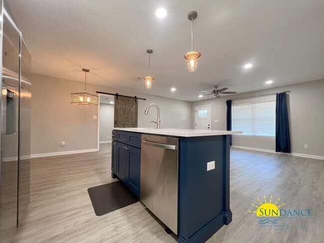 Building Photo - Centrally located and renovated Fort Walto...