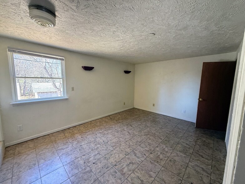 Building Photo - 539 Adams Ave