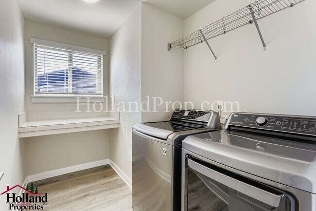 Building Photo - Beautiful 3-Bed Townhouse Near Downtown Hi...
