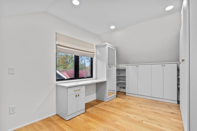 Building Photo - 4Bd/3Ba Seattle House