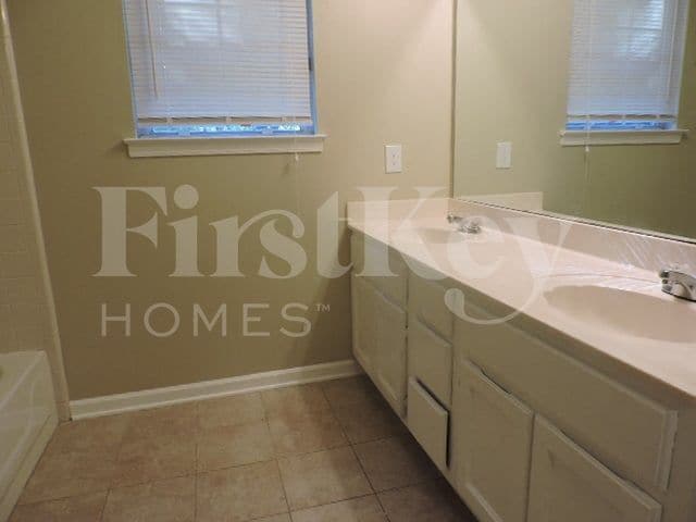 Building Photo - 2317 Curbertson St