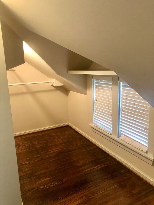 Building Photo - Stunning Midtown Home In Highly Desirable Bren Rose!