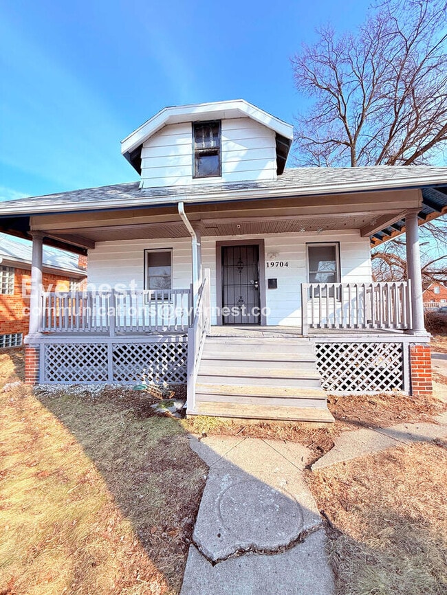 Building Photo - 2 Bed/1 Bath Home with Off-Street Parking / Vouchers Accepted / Available Now!