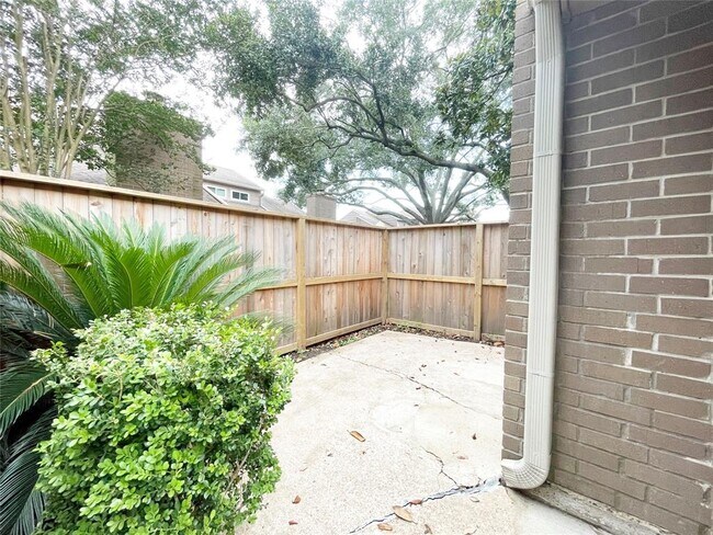 Building Photo - 13897 Hollowgreen Dr