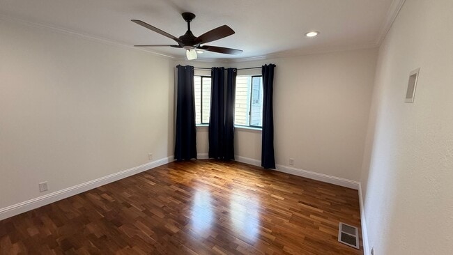 Building Photo - EPIC REA: Charming 2Bed/1Bath Condo w/ Parking