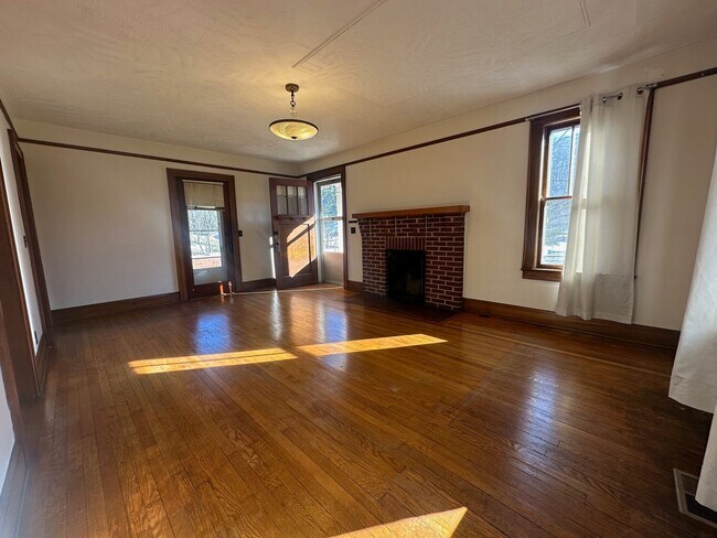 Building Photo - 3 Bedroom / 1.5 Bath Brick Home on 1.4 Acres  Blountville TN