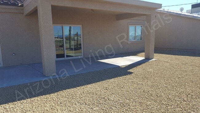 Building Photo - BEAUTIFUL RV GARAGE HOME