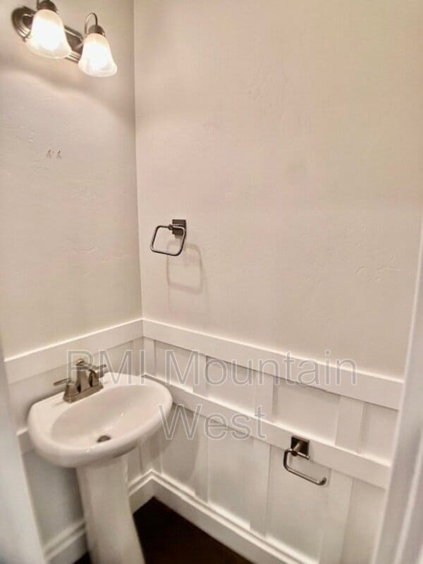 Building Photo - 269 E Ellen Ln