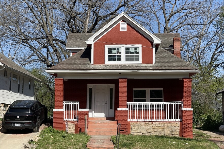terrific porch and side driveway - 4531 Park Ave