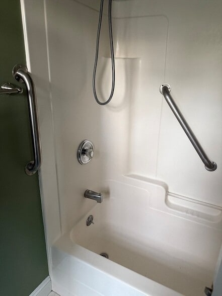 Building Photo - 2 Woodside Dr