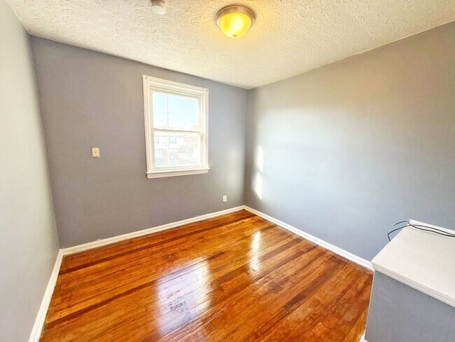 Building Photo - 4 BED 2 BATH SINGLE FAMILY HOME!