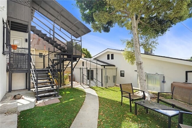 Building Photo - 2822 1/2 Waverly Drive Unit