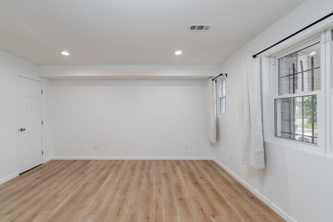 Building Photo - 5120 Queensberry Ave