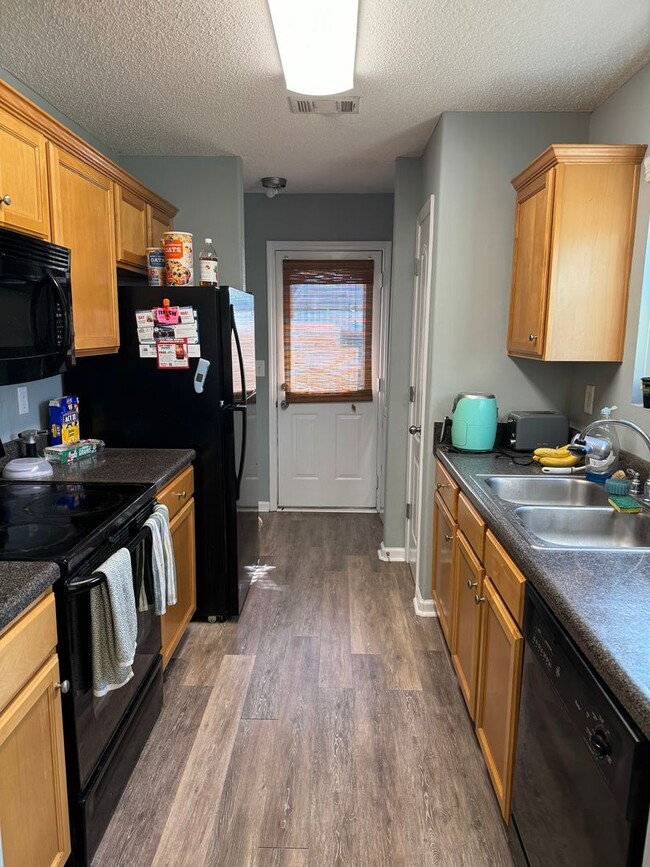 Building Photo - Awesome Standalone Townhouse at Bridgewater!