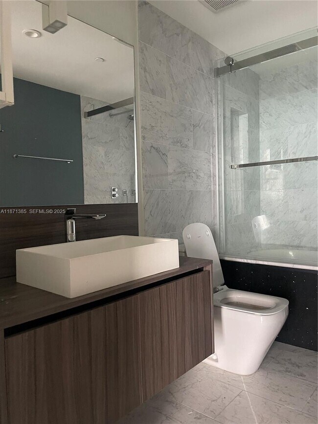 Building Photo - 1000 Brickell Plaza