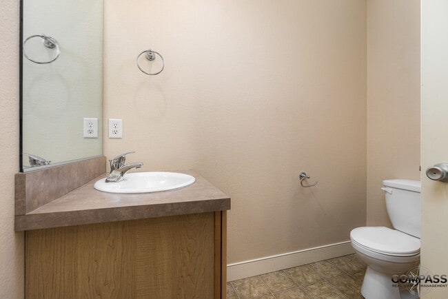 Building Photo - SPACIOUS TOWNHOME CONVENIENTLY LOCATED WITH IN-UNIT LAUNDRY