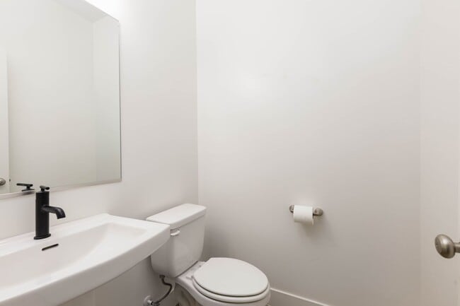 Building Photo - 3 bed plus office / 2.5 bath / 3 car Single Story with Community Pool!