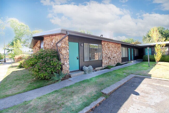 Building Photo - 631-631 NE 74th Ave
