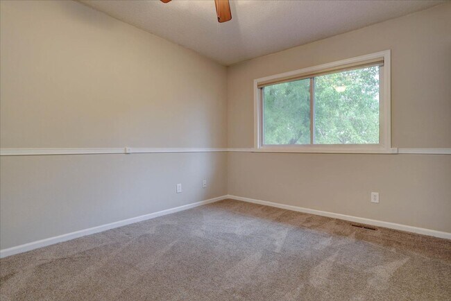 Building Photo - 10701 Hobbit Ln