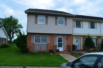 Building Photo - 2 BR Townhouse on the Golf Course