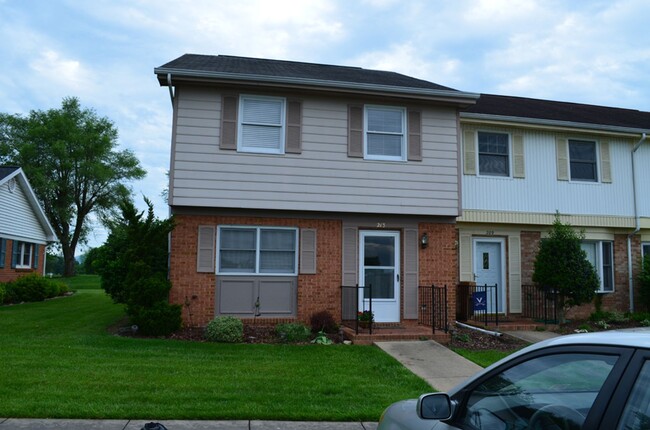 Primary Photo - 2 BR Townhouse on the Golf Course