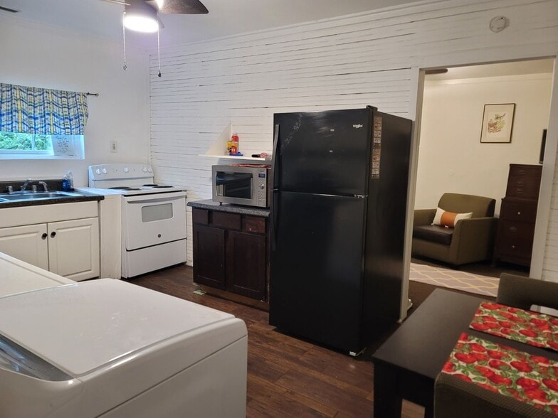 large eat in kitchen - 514 Branch St