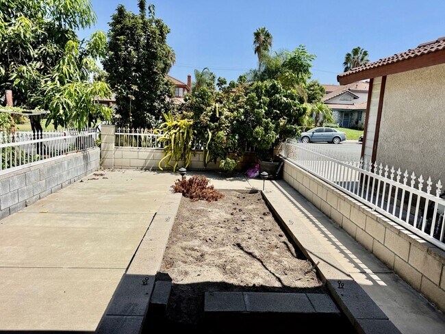 Building Photo - 3466 Siskiyou Cir