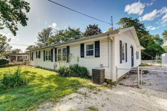 Building Photo - Adorable 3 Bedroom, 1.5 Bathroom House!