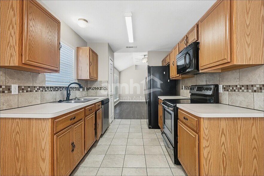 Building Photo - 1325 Misty Dr