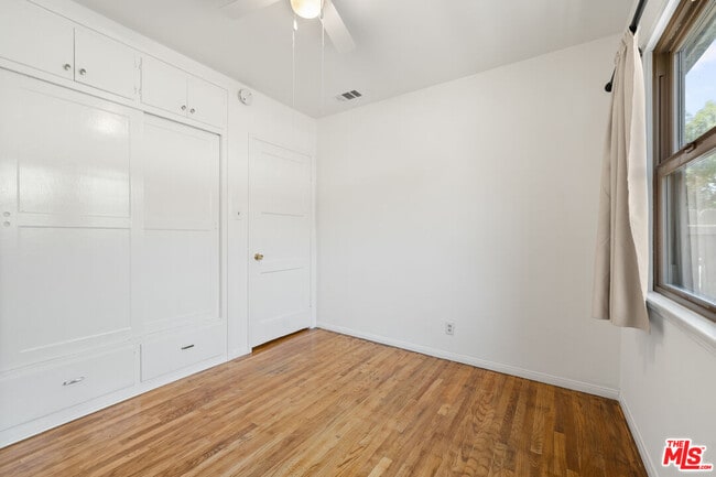 Building Photo - 3016 Greenfield Ave