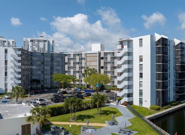 Building Photo - 3401 N Country Club Dr