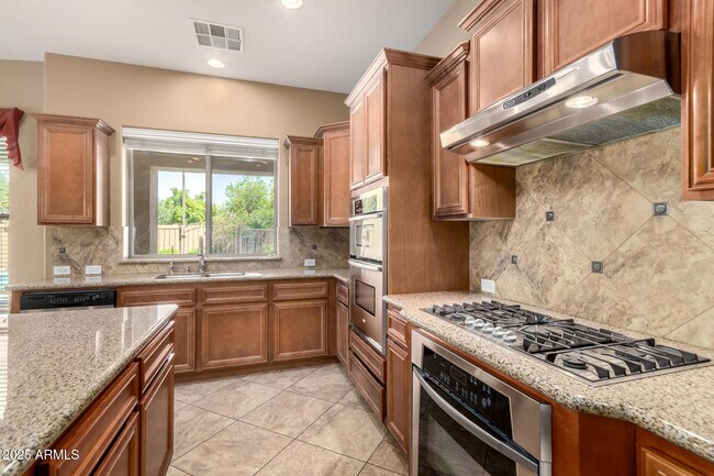 Building Photo - 15812 W Cypress St