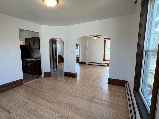 Building Photo - AVAILABLE JUNE - 4 Bed 1.5 Bath Home in Su...