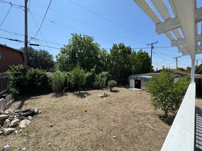 Building Photo - 2137 Glenada Ave